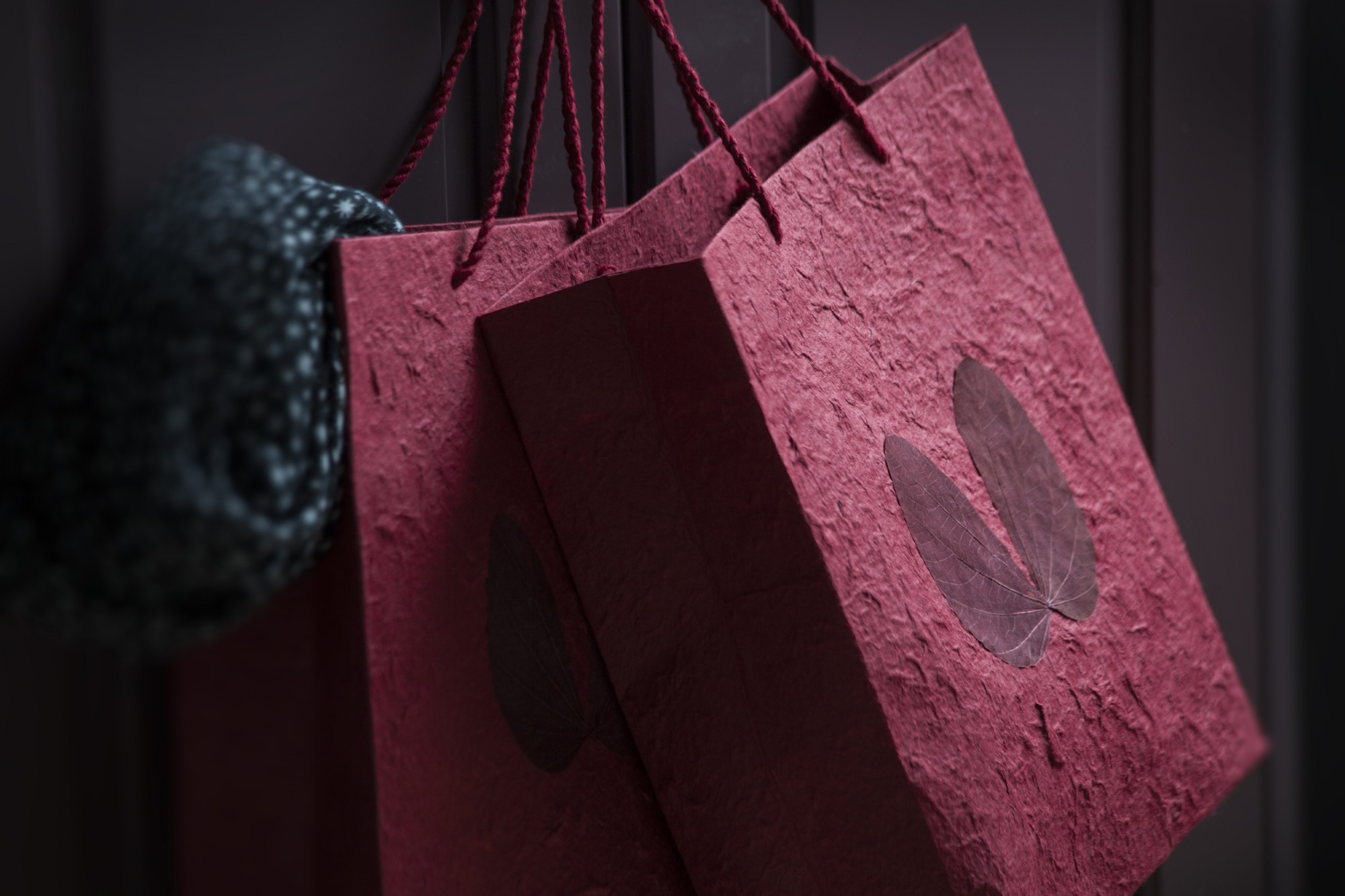 Papiertasche mit Blume, rot, H 30 cm, B 25 cm, L 10 cm günstig bestellen
