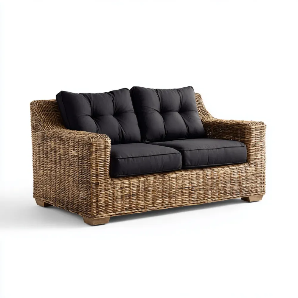 2-Sitzer Sofa aus Rattan mit schwarzen Kissen