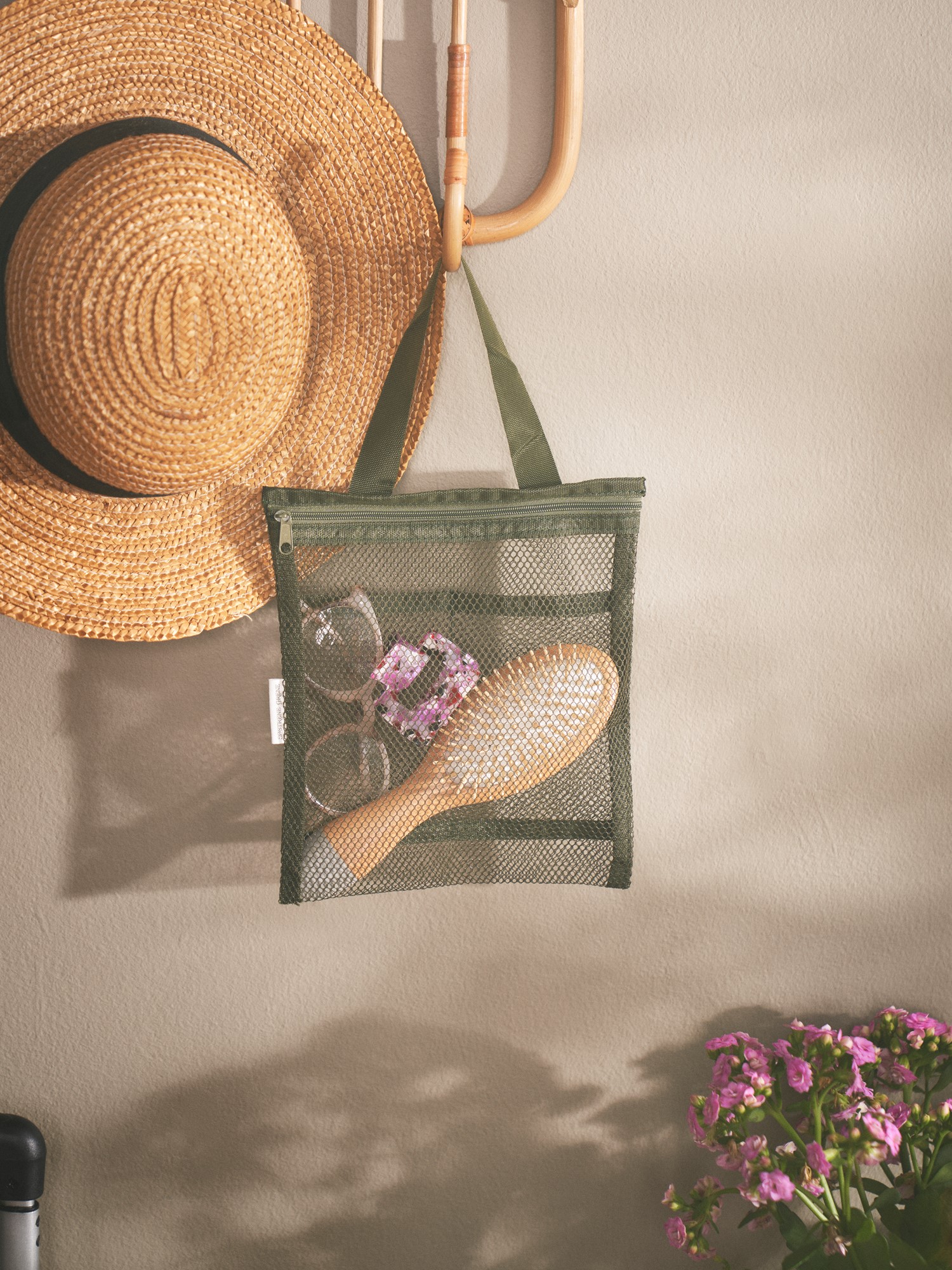 Netpose | 22 x 31 cm. | Coral