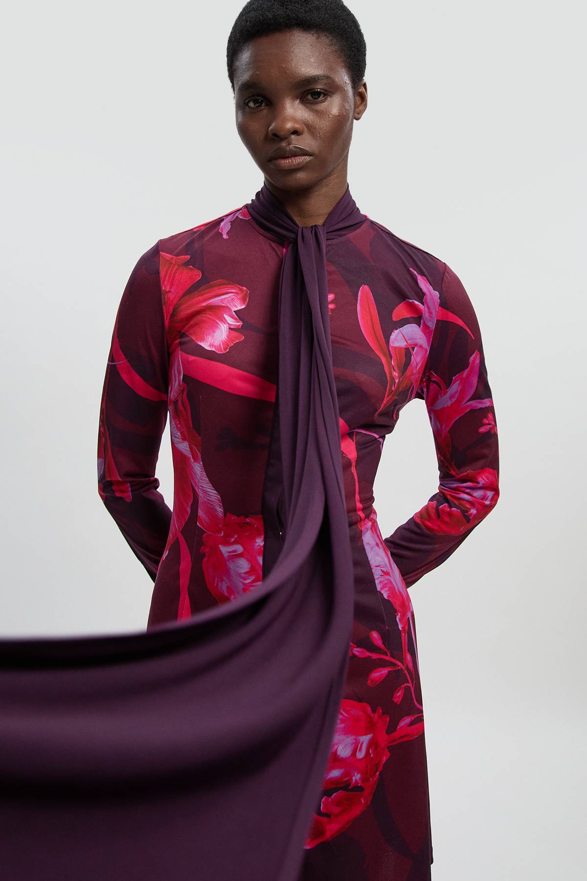 KarenMillen Robe Mini à Manches Longues avec Encolure Nouée et Imprimé Floral en Crêpe