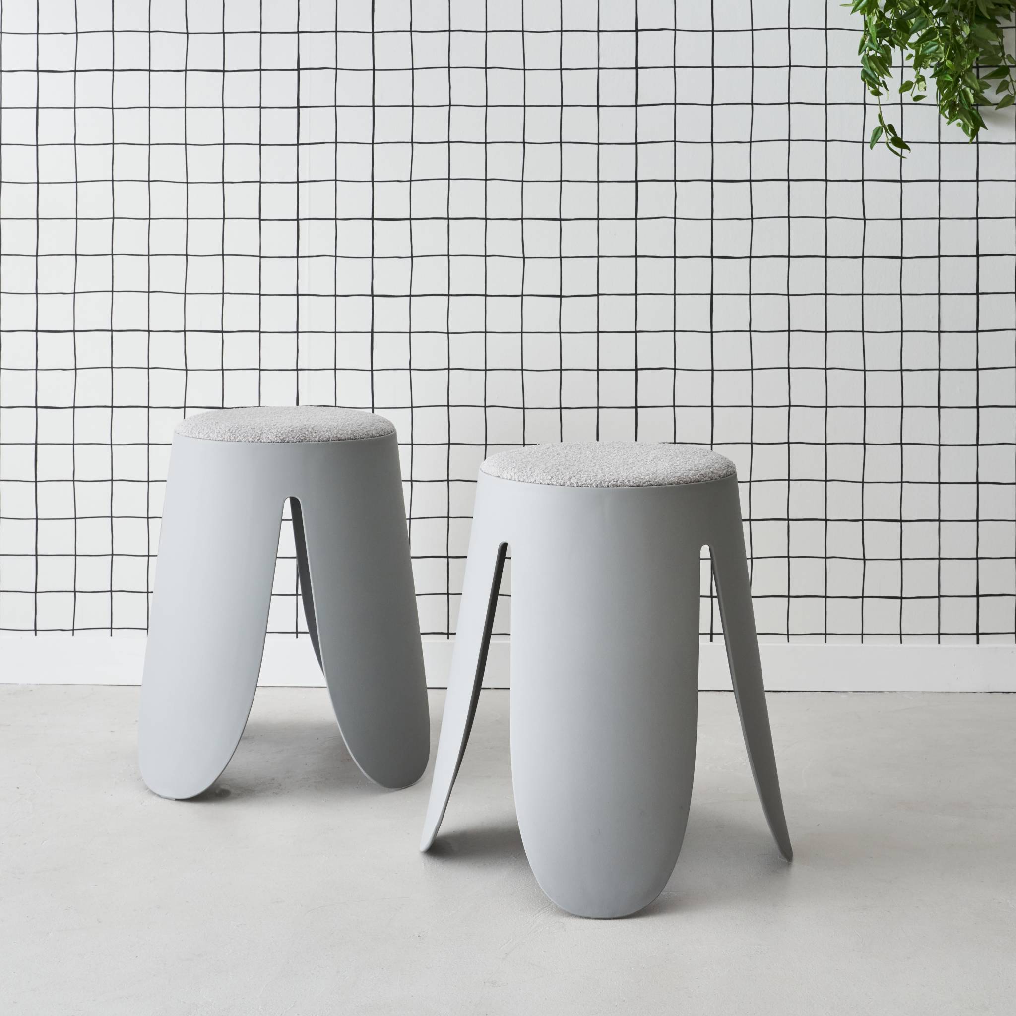 Set de 2 tabourets empilables gris clairs. Bouclette texturée. Niki. Ø30 / 44 x h46cm