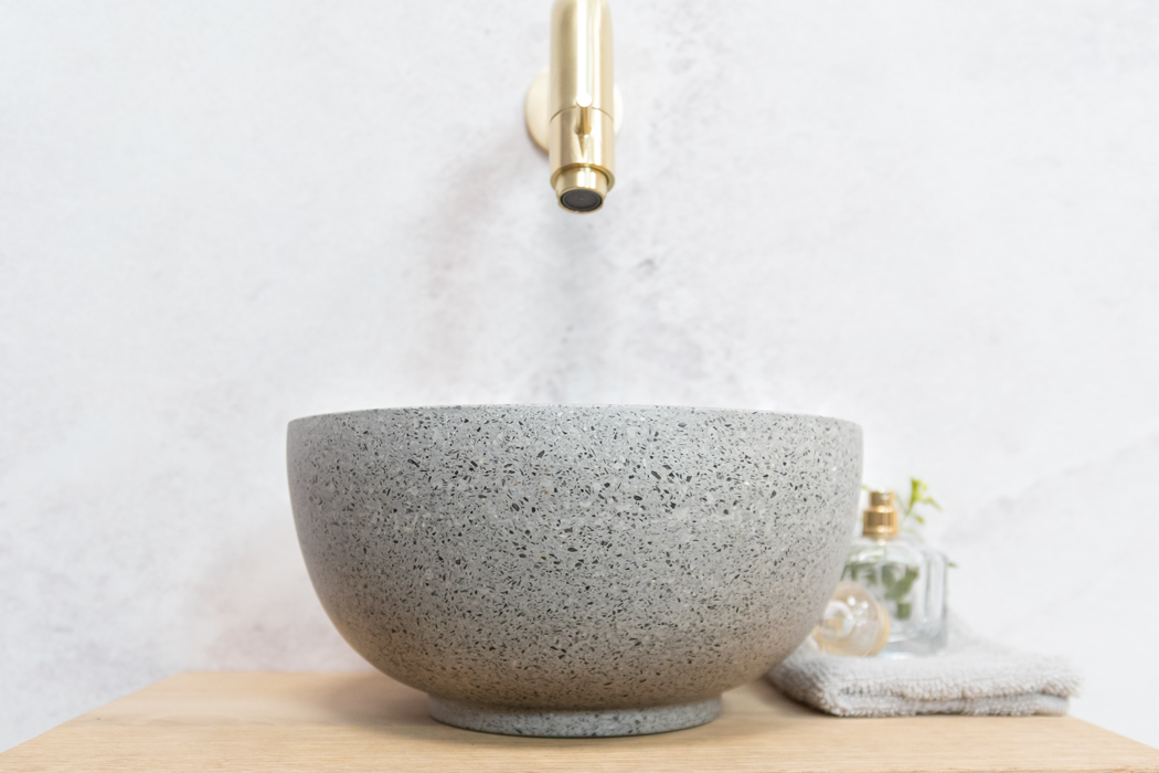 Saniclear Baru fonteinset met eiken plank, grijze terrazzo waskom en gouden kraan voor in het toilet