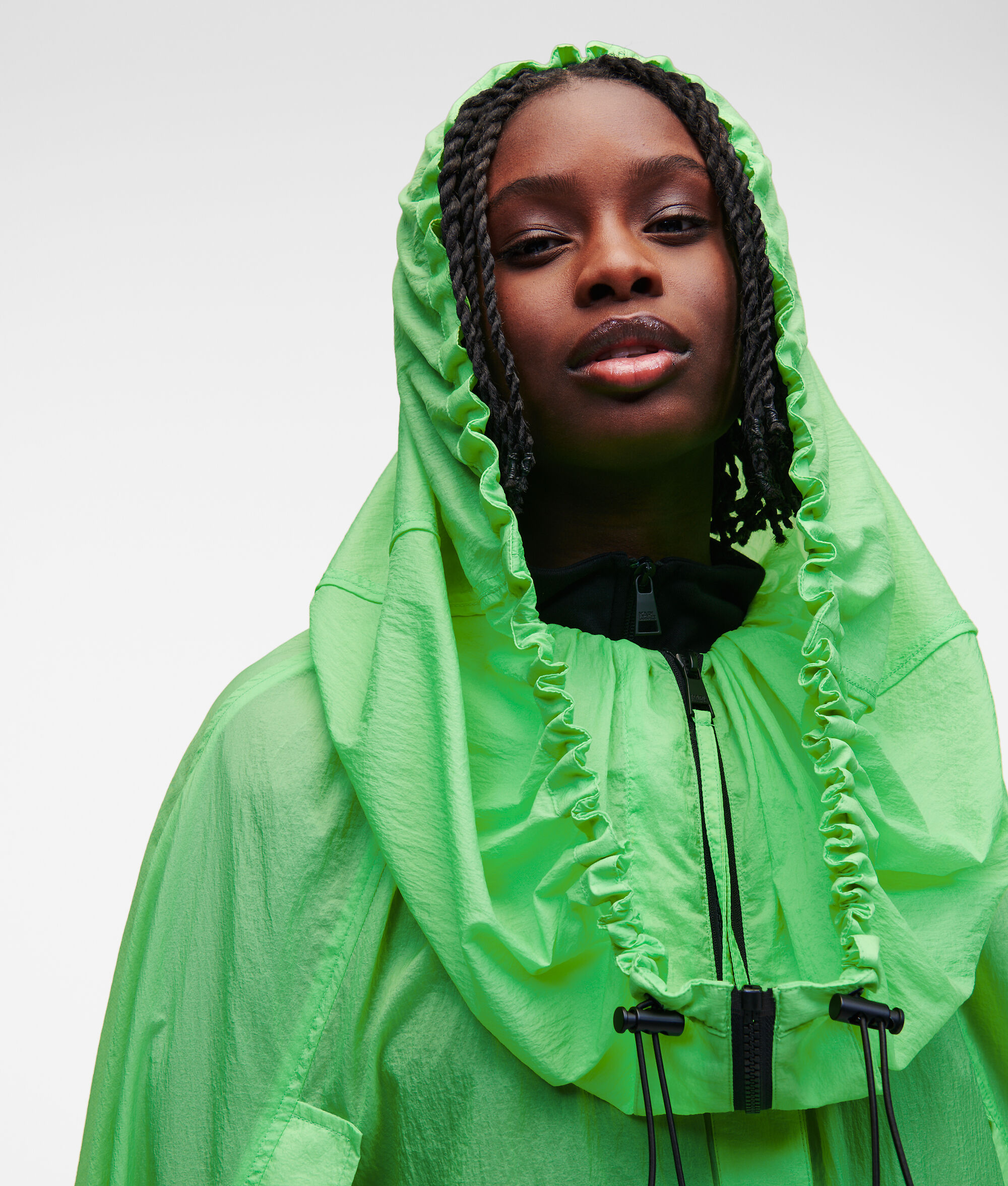 MANTEAU DE PLUIE VOLUMINEUX SÉLECTIONNÉ PAR HUN KIM