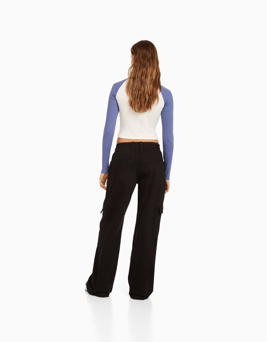 Calça cargo de sarja de corte reto com cós elástico.