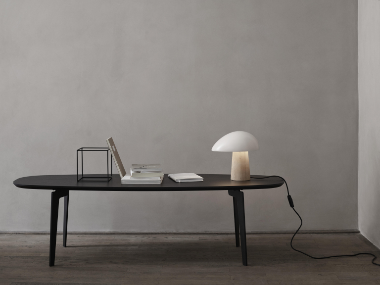 Fritz Hansen Night Owl tafellamp smokey wit gelakt essenhout