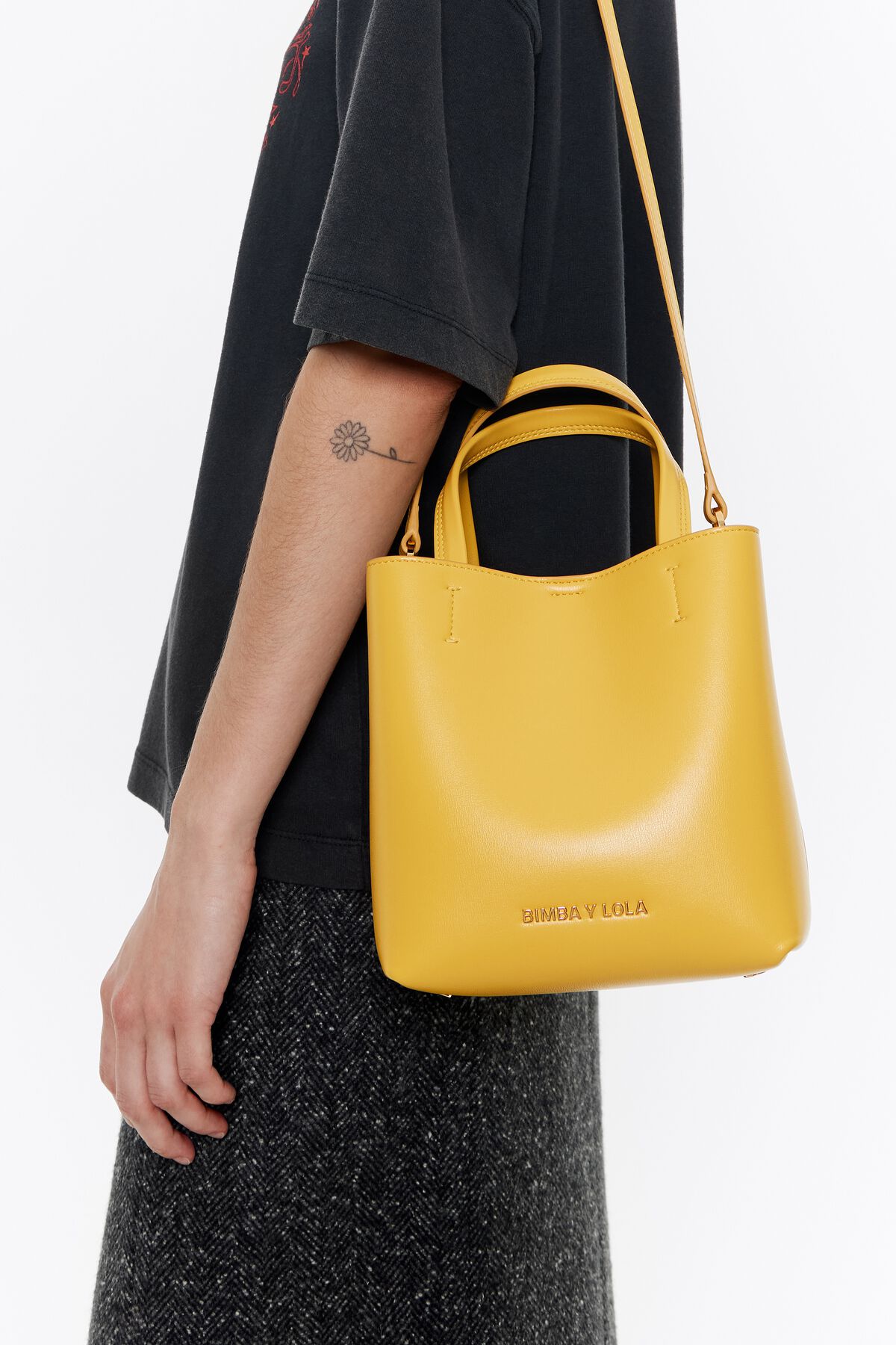 Bolsa pequena de couro amarelo com estampa de Chihuahua