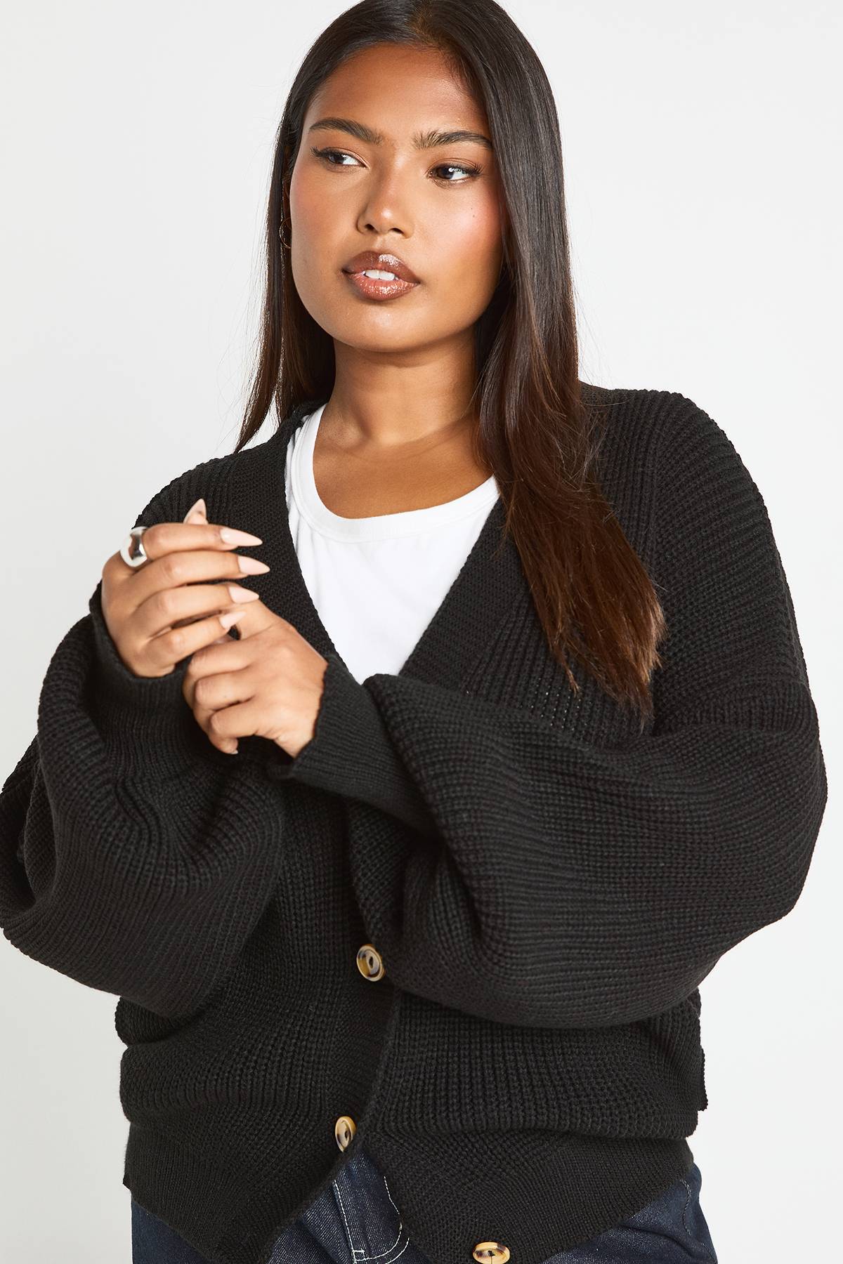 boohoo Cardigan en maille côtelée à manches ballon et bouton traversant Plus