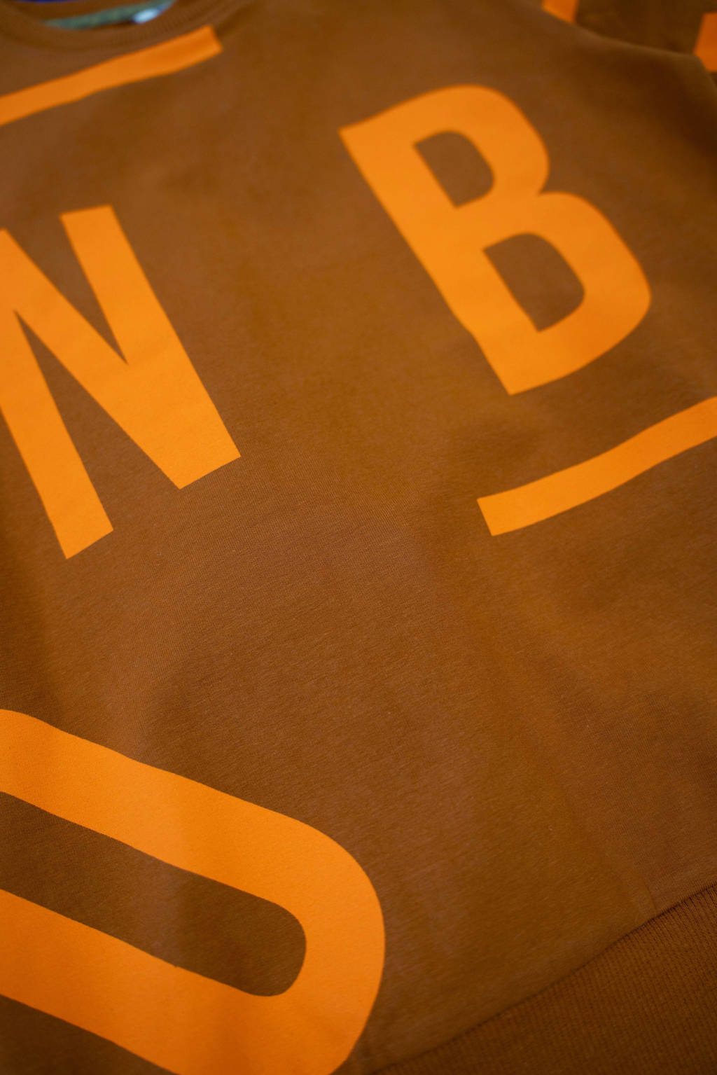 B.Nosy sweater Scott met all over print bruin/oranje