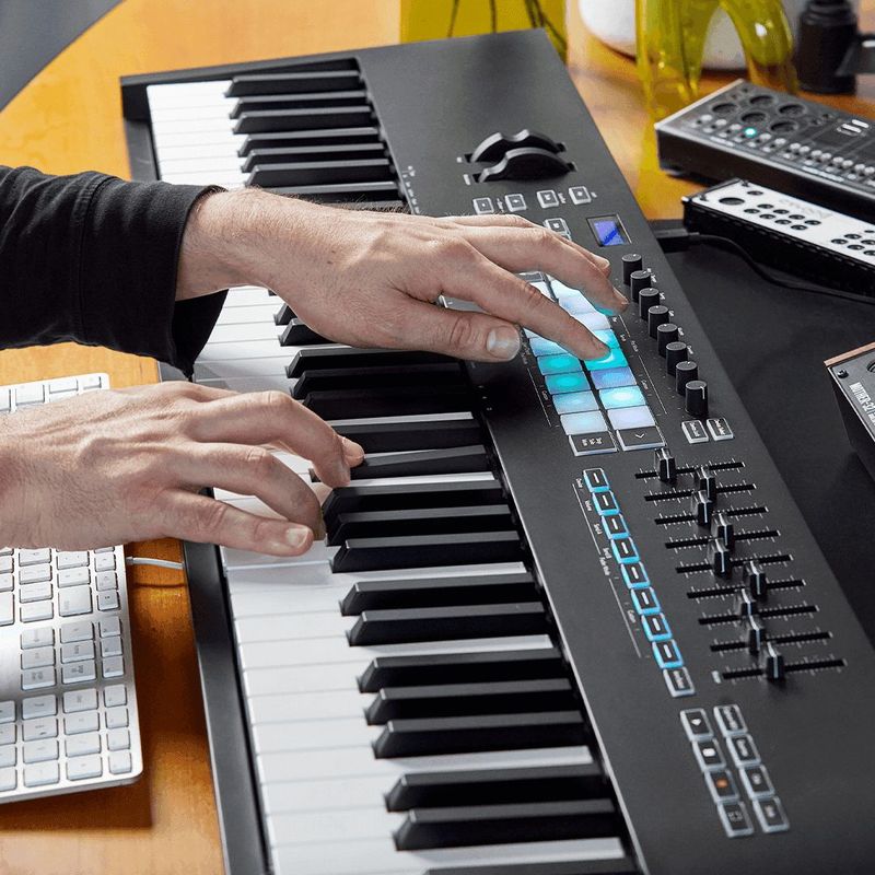 Novation - Launchkey 88 MK3 - MIDI-controller - Zwart