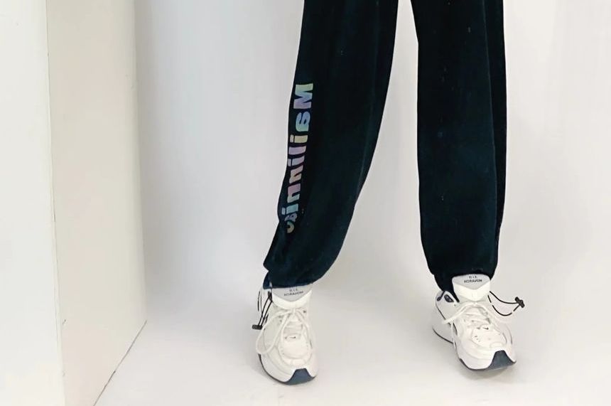 Reknovine - Losse joggingbroek met trekkoord en letters