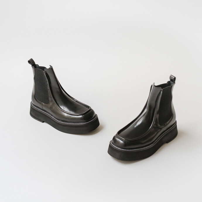 Boots à plateformes, bouts carrés et élastiques  en cuir glacé noir