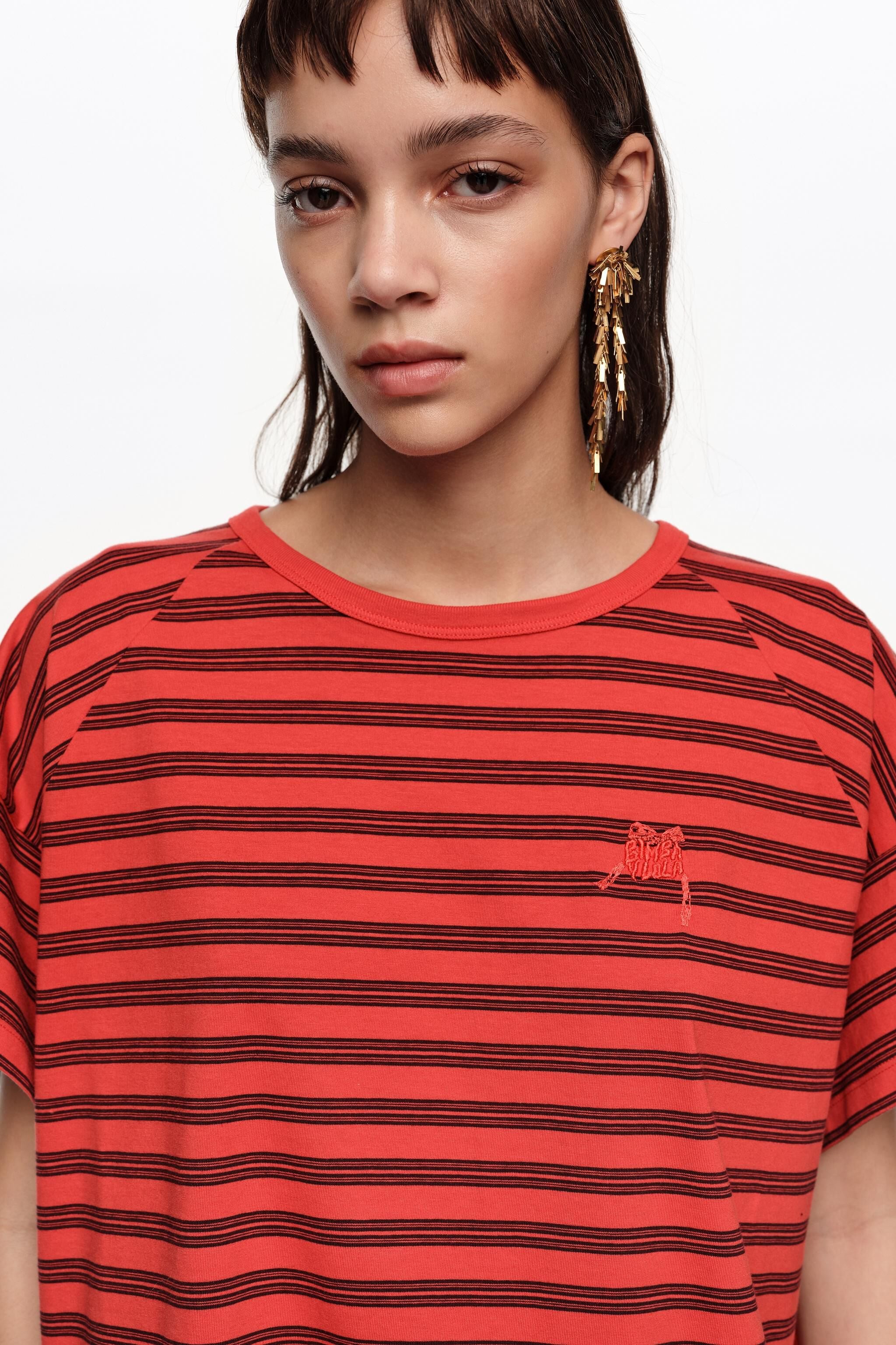 Camiseta cropped listrada vermelha com logotipo bordado.