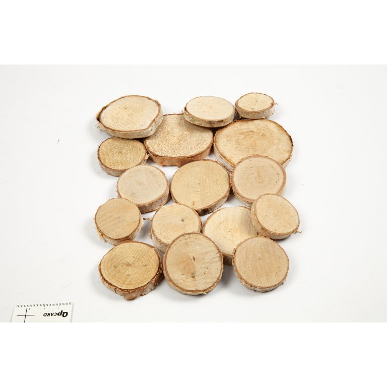 Holzscheiben mit Rinde