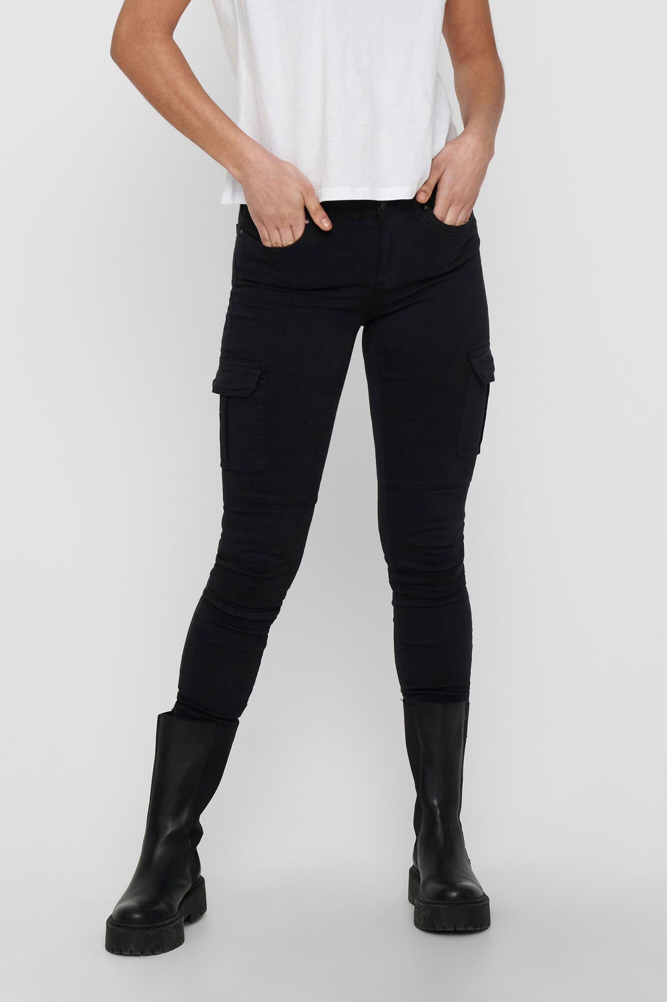 Calça jeans cargo skinny com bolsos laterais