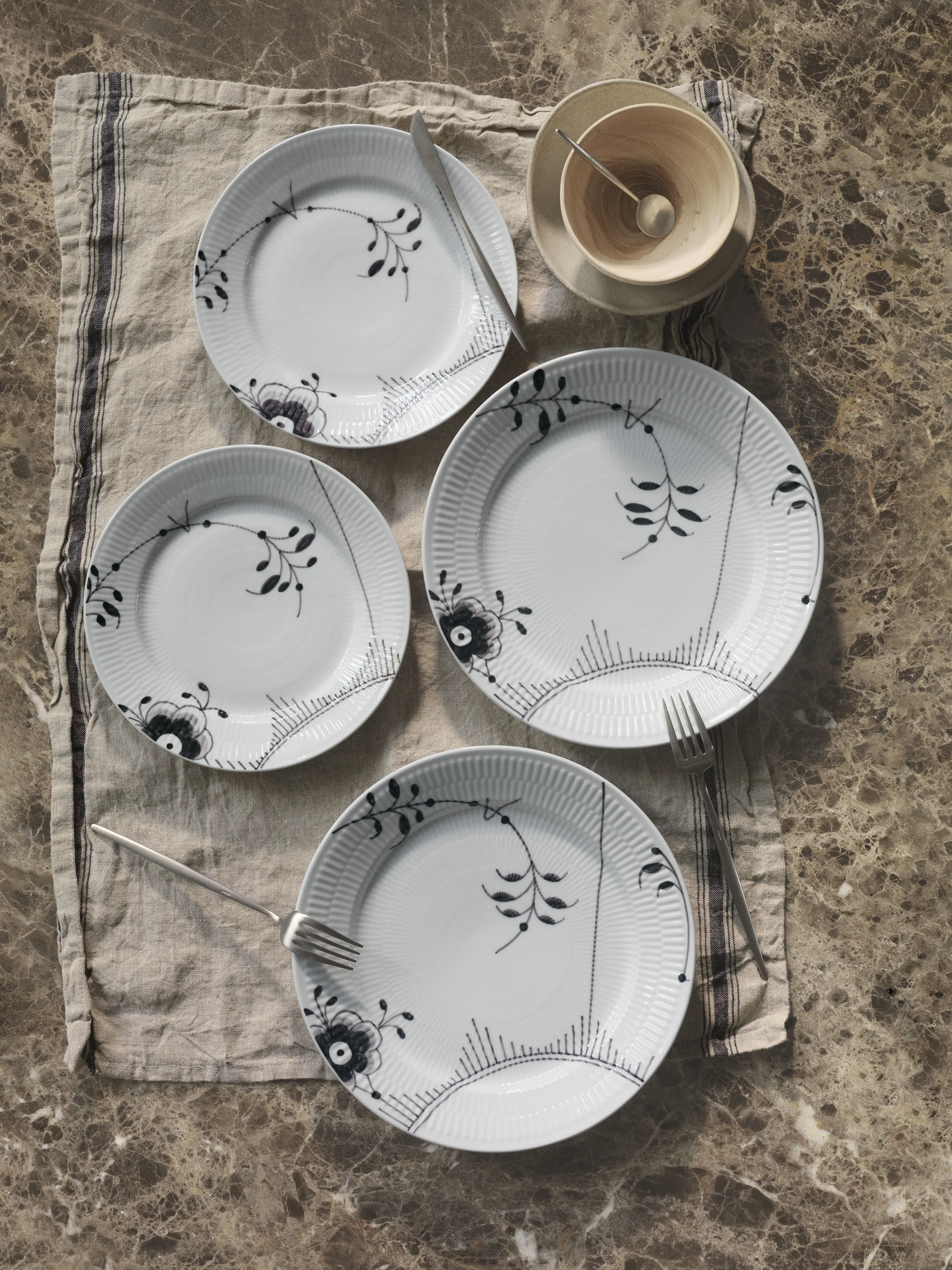 Royal Copenhagen Sort Mega Riflet Frokosttallerken #2 - 2 stk.