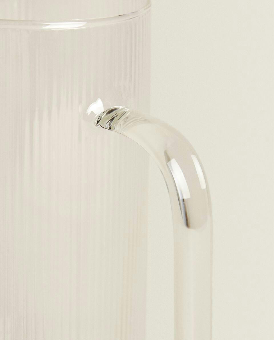 Jarra de vidro borossilicato com desenho linear.