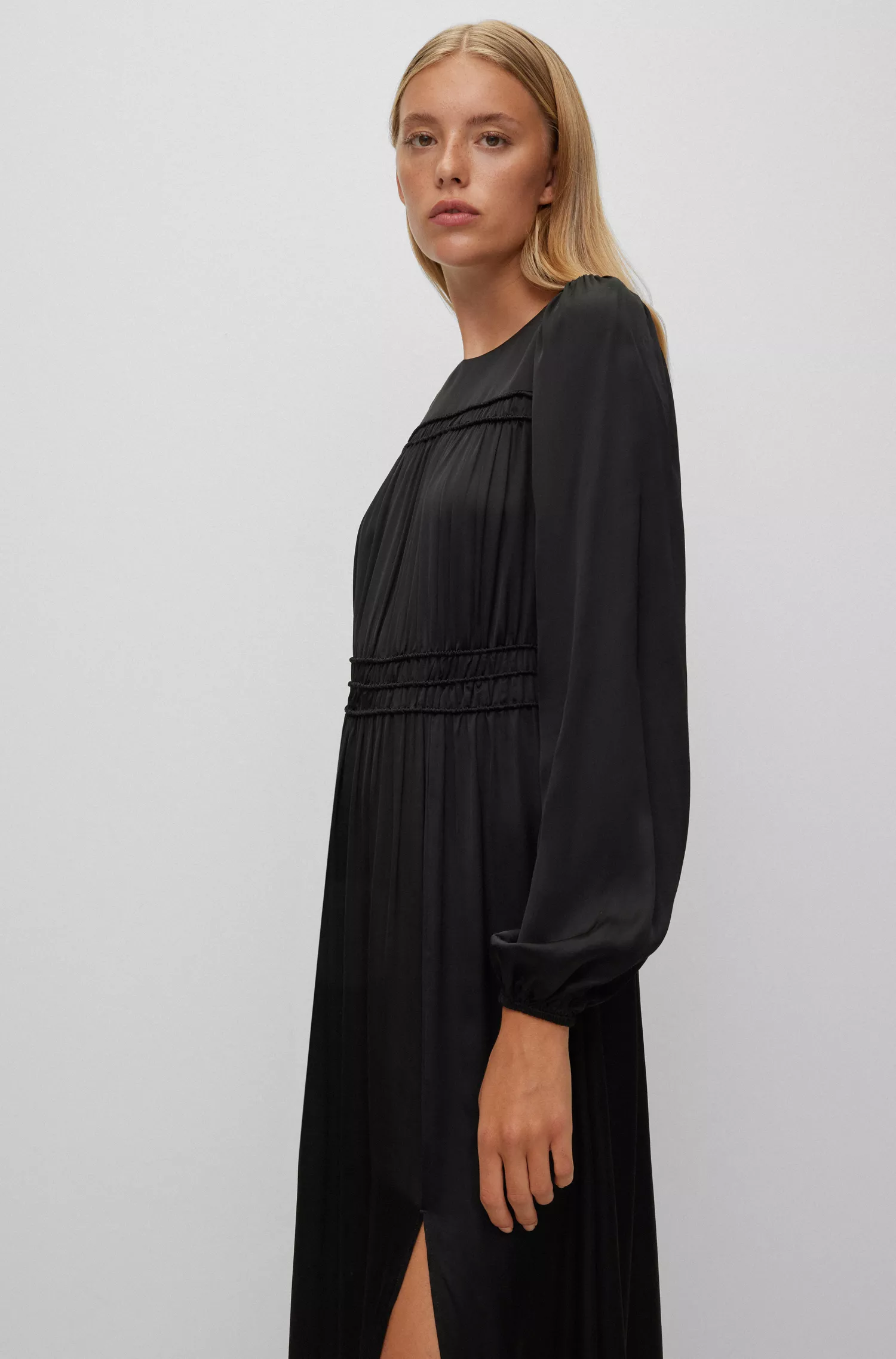 Vestido midi laranja da BOSS com detalhes franzidos.