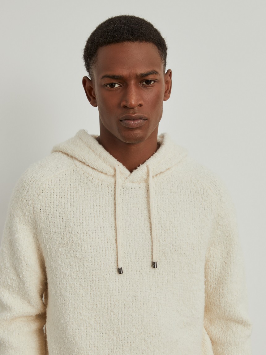 Sweater com capuz em malha estruturada