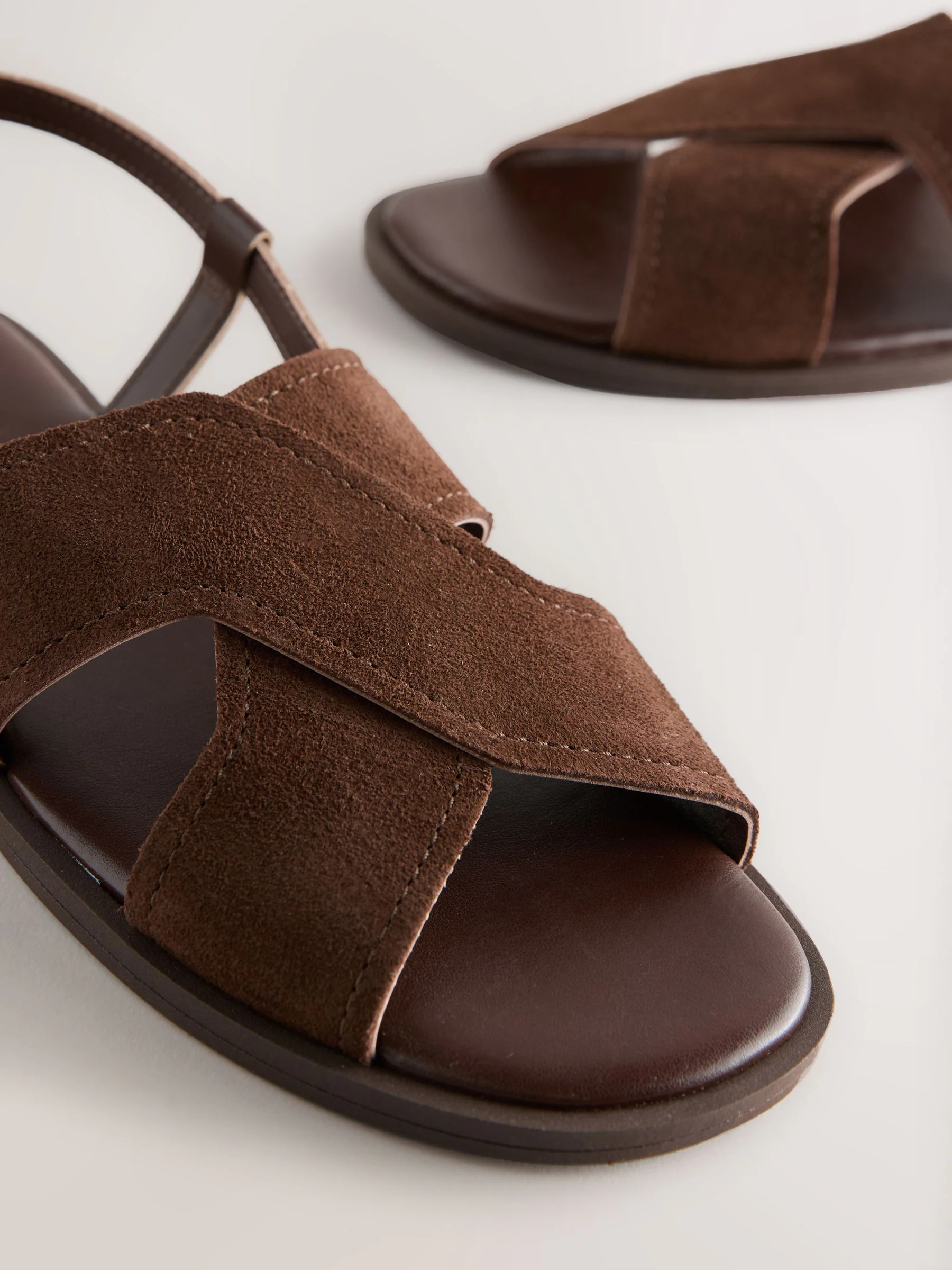 Chocoladebruin leer - Gestikte sandalen met hielbandje