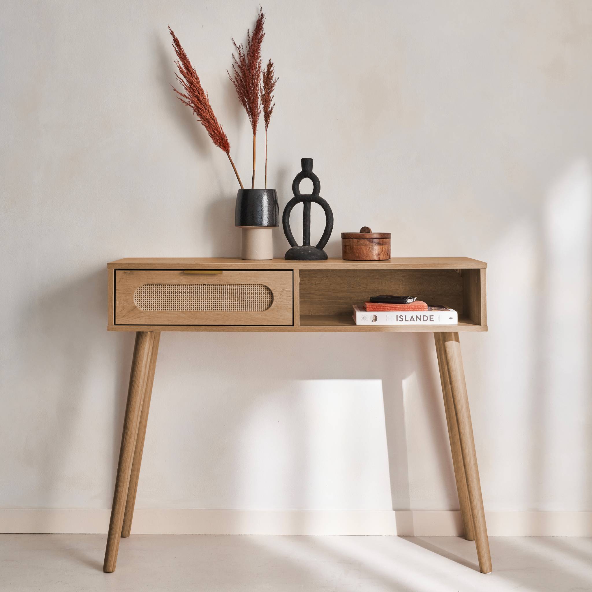 sweeek - Scandinavische console met houtdecor en afgerond riet