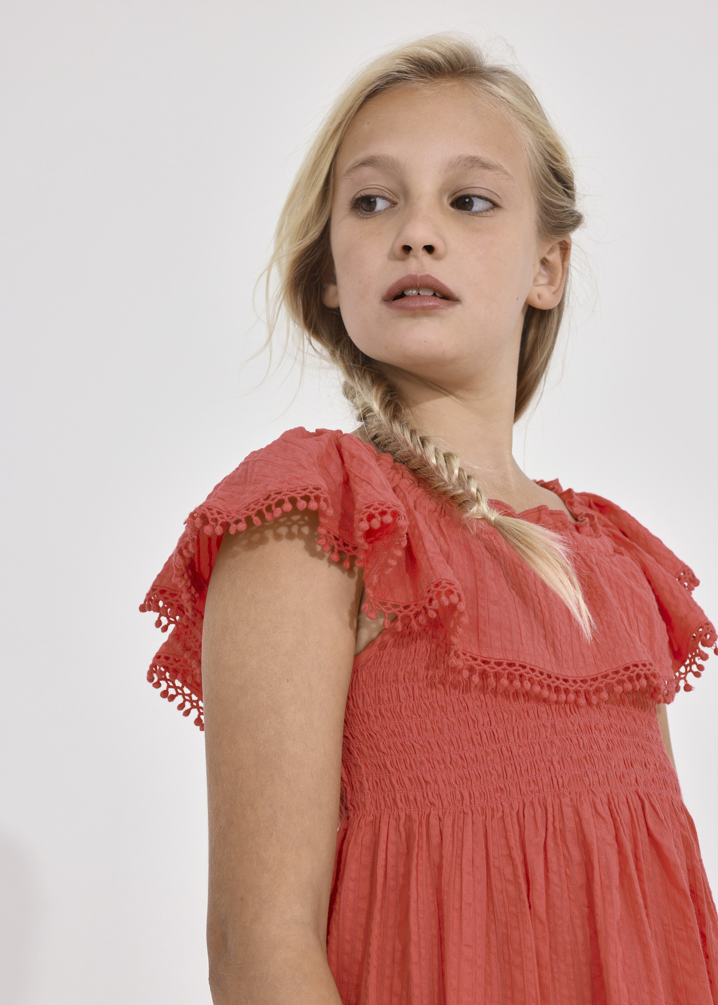 Vestido infantil de algodão com babados e detalhes franzidos
