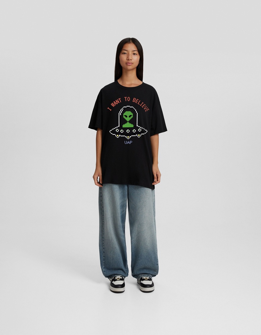 Camiseta de manga curta com modelagem quadrada e estampa da tendência atual.