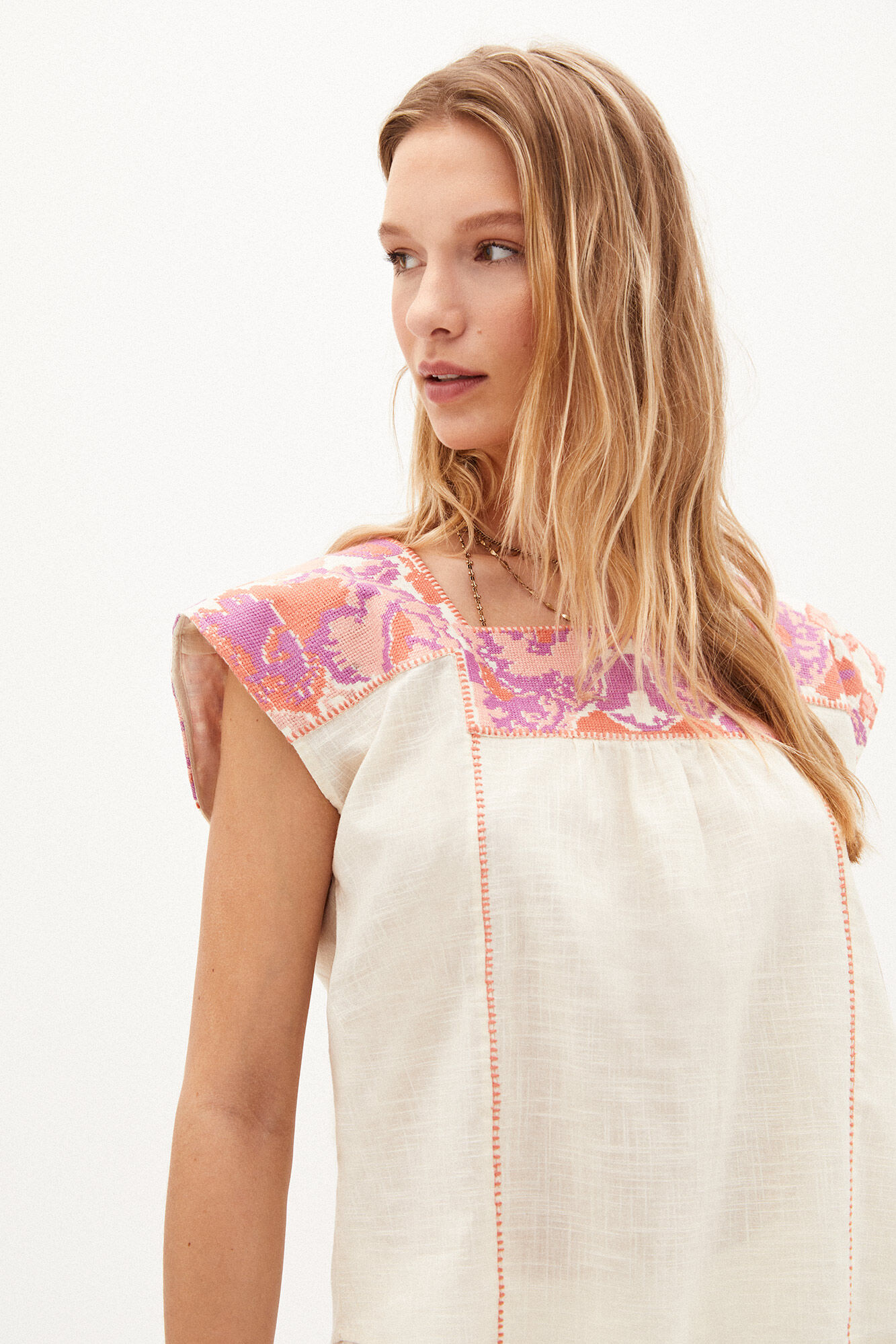 Irena. Blusa de algodão bordada - Bege