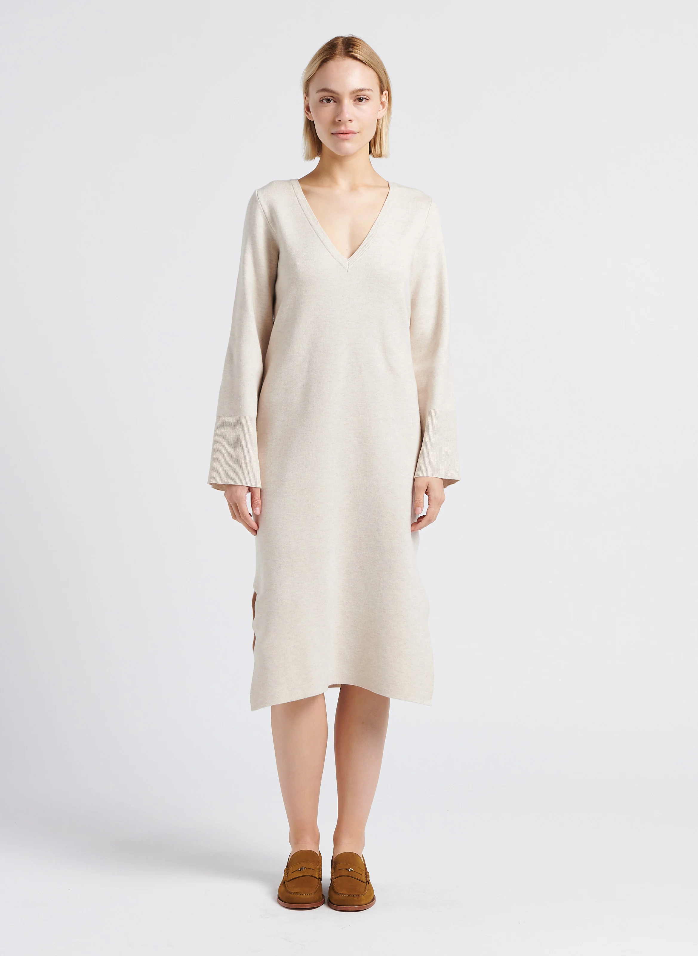 OLINJA - Robe pull longue droite à col V | Beige
