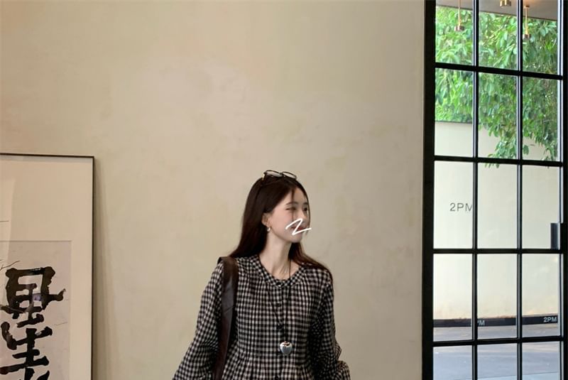 Trendycas - Midi-tuniekjurk met lange mouwen, ronde hals, ruitmotief en knopen / Midi-A-lijn rok met hoge taille en bloemenjacquard