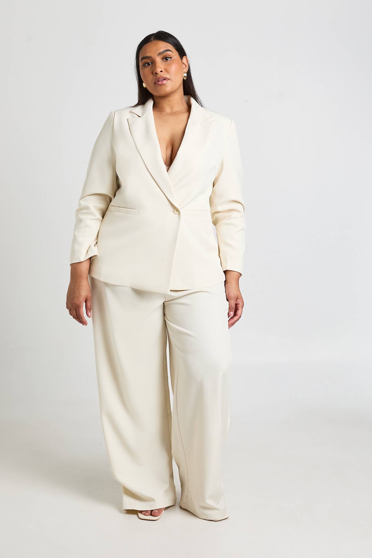 boohoo Blazer Grande Taille À Manches Volumineuses Et Détail Doré