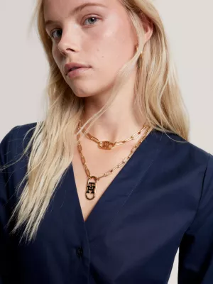 Vestido longo com decote em V e modelagem evasê.