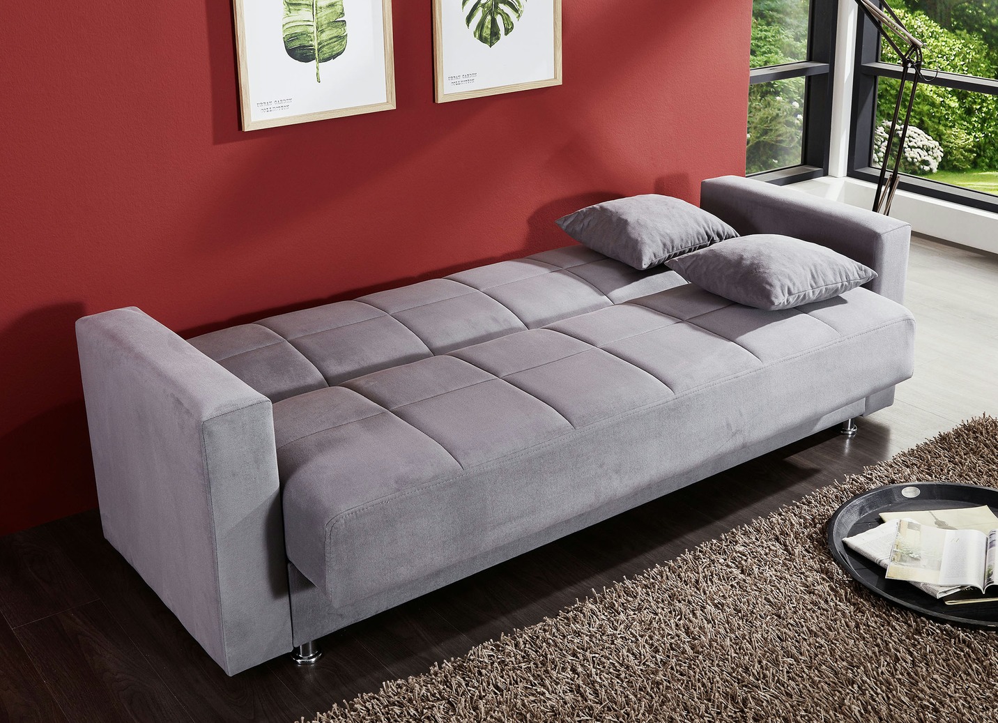 Klick-Klack-Sofa mit Dekokissen
