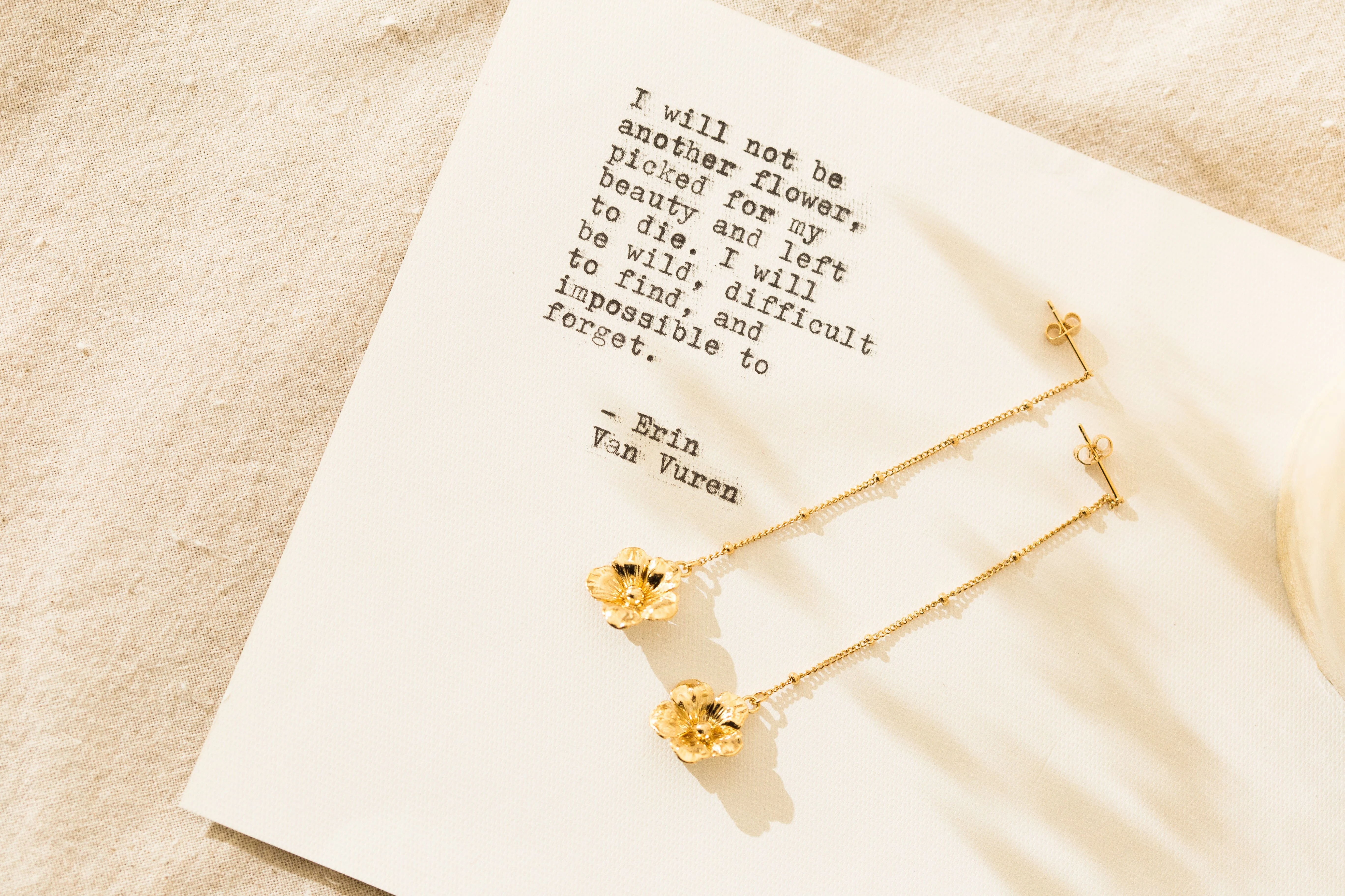 GAÏA - Boucles d'oreilles pendantes fleurs doré à l'or fin | Doré