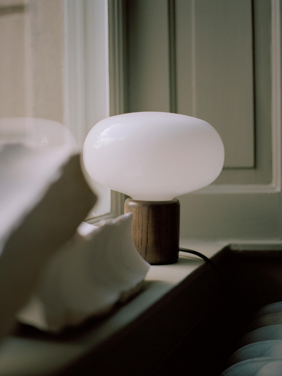 New Works Karl-Johan tafellamp smoked oak, white opal glass
