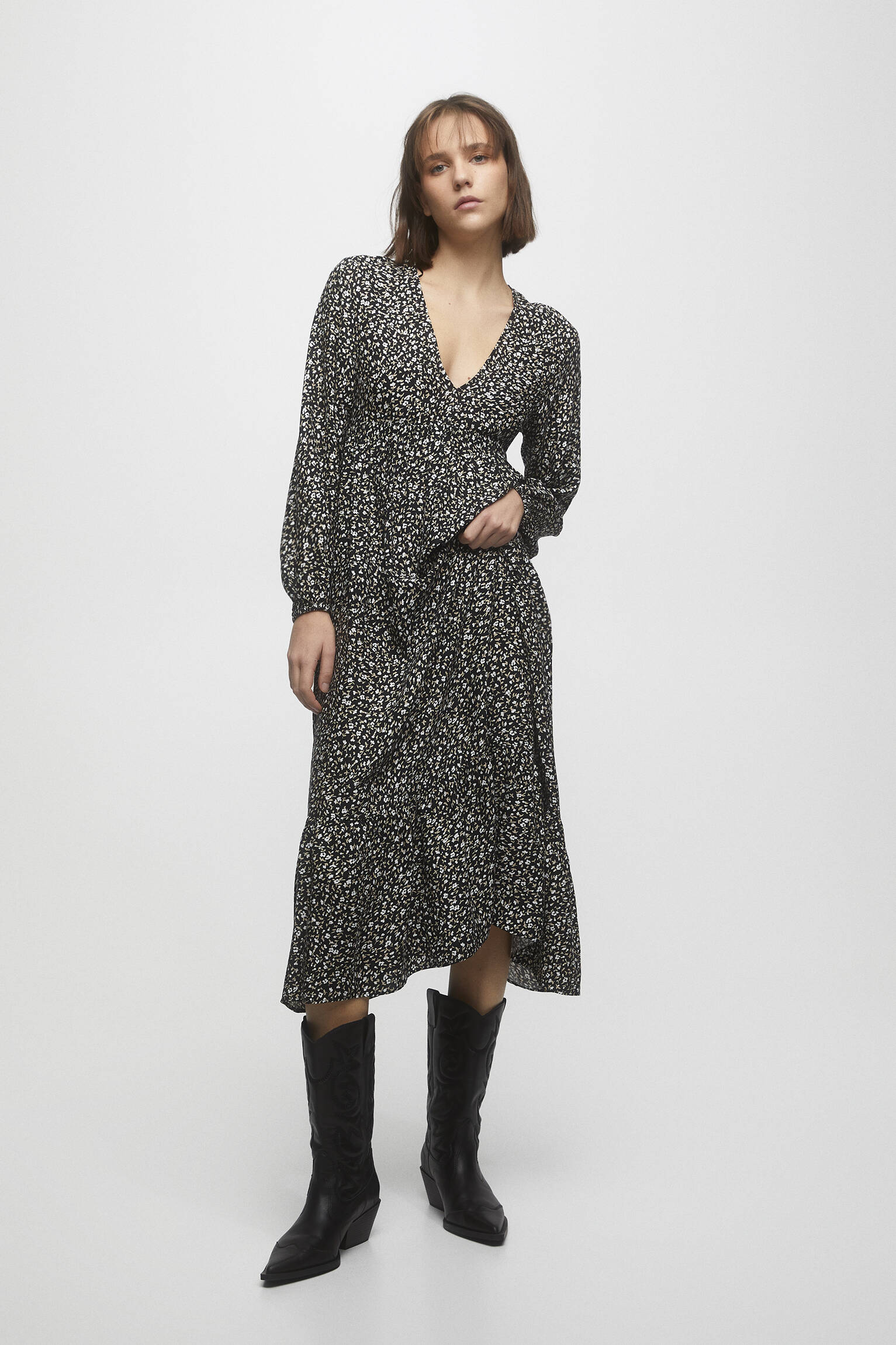 VESTIDO DE MANGA LONGA COM ESTAMPA FLORAL - PRETO