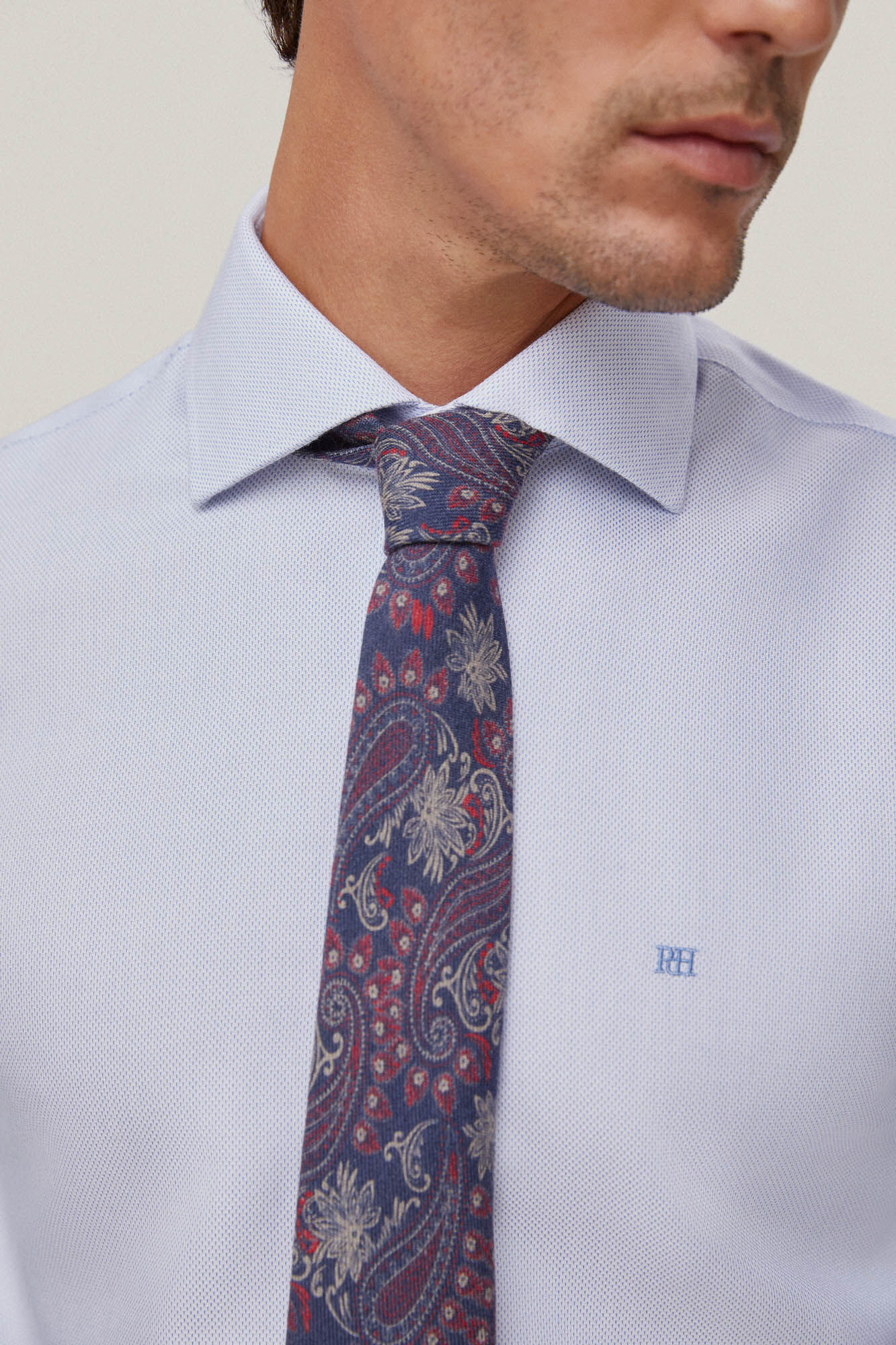 Camisa social, tecido liso, não precisa passar e é resistente a manchas - Azul