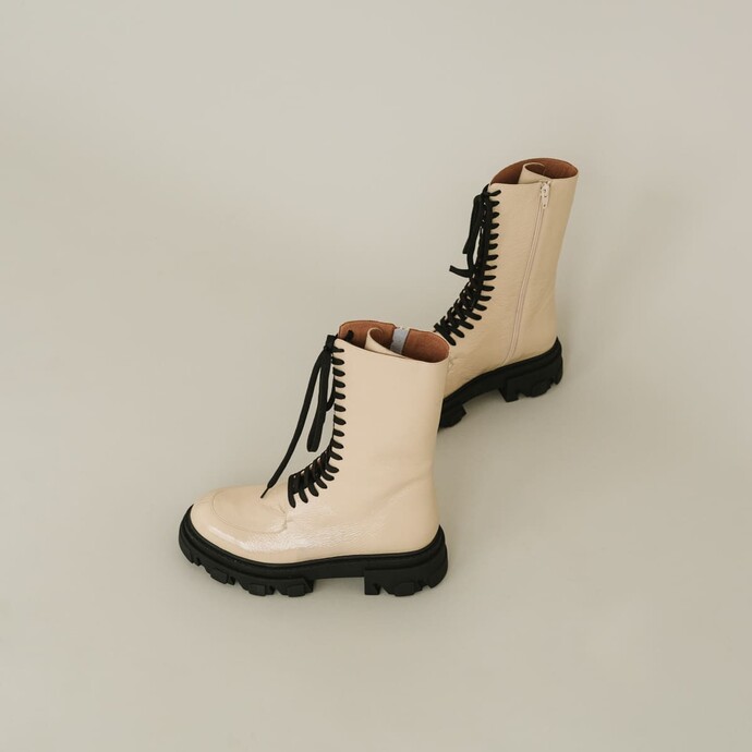 Bottines à lacets et semelle crantée  en cuir vernis beige