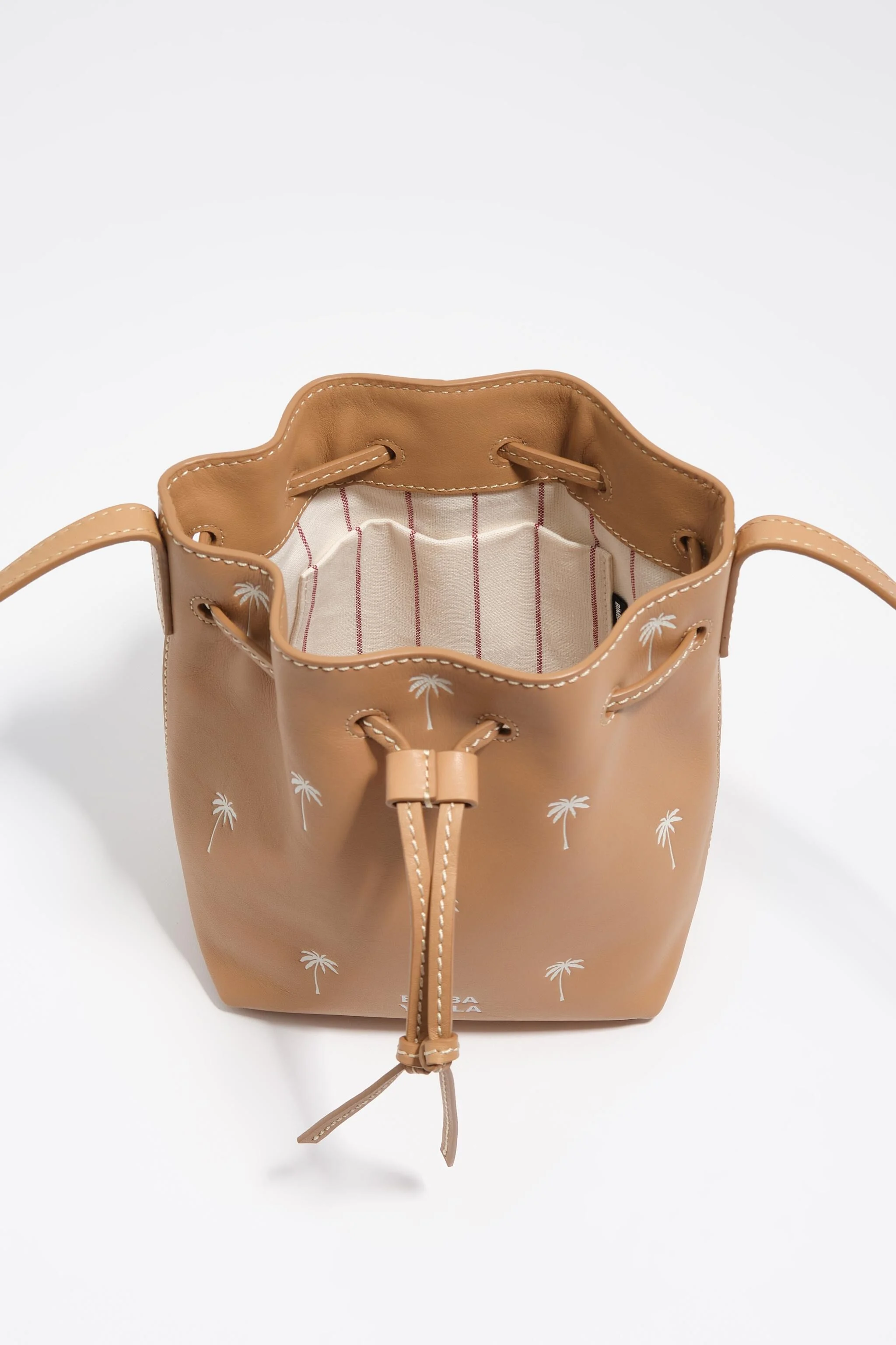Bolsa tipo balde pequena em couro cor avelã