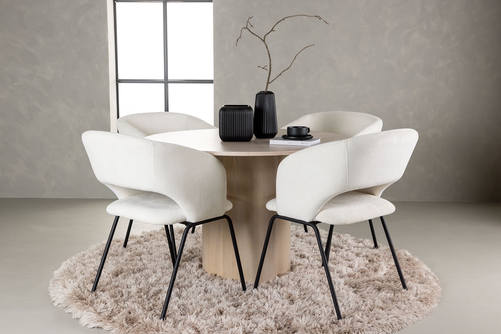 Olivia og Day Spisegruppe Olivia rundt spisebord Ø110 cm i hvitlasert finer med 4 stk. Day spisestoler i White og metal understell.
