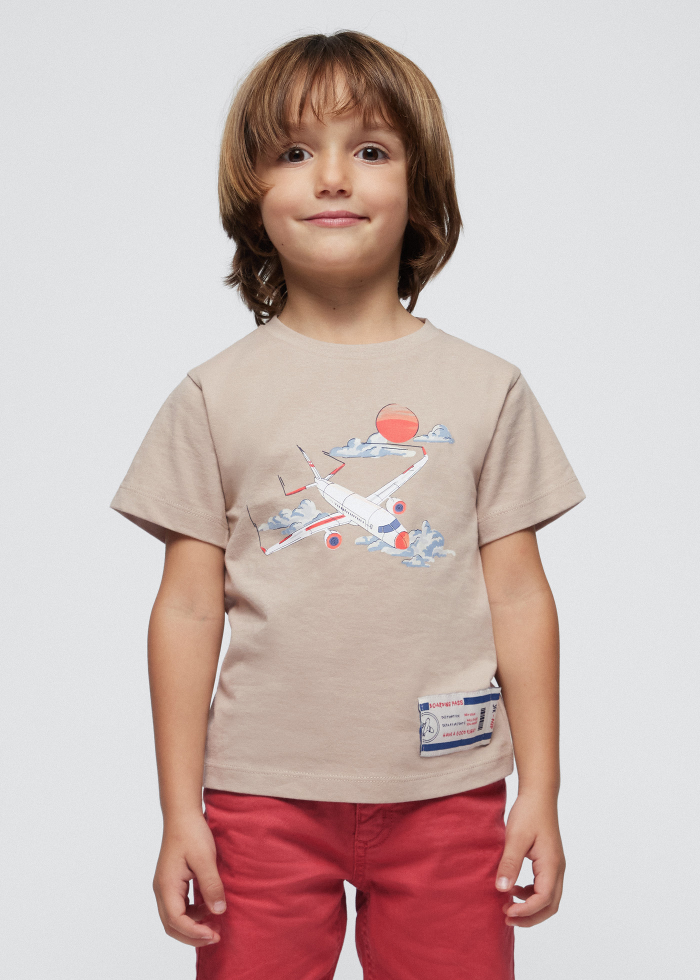 Camiseta Better Cotton com estampa de avião para meninos, cor creme.