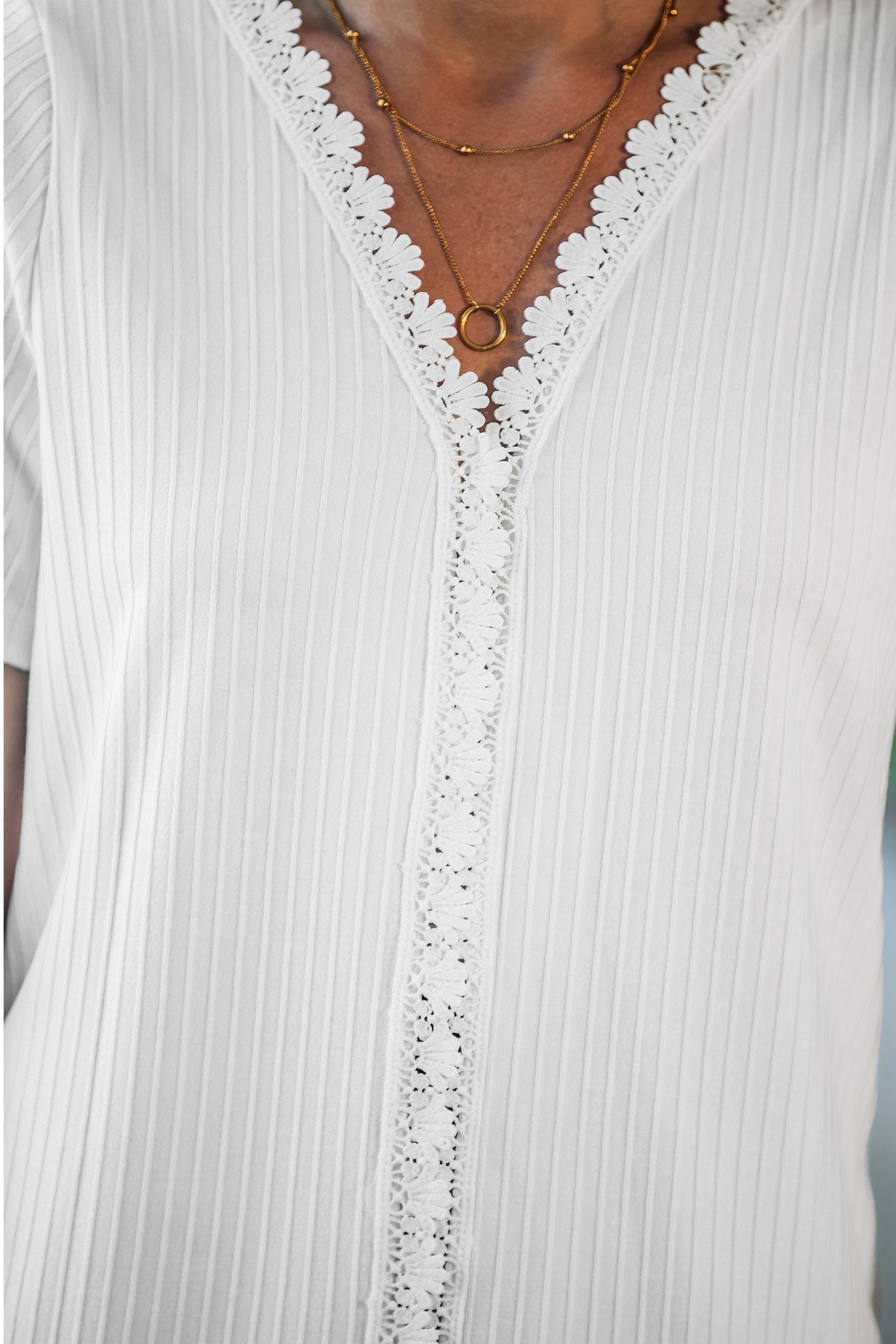 Haut à col en V blancs avec bordures en dentelle