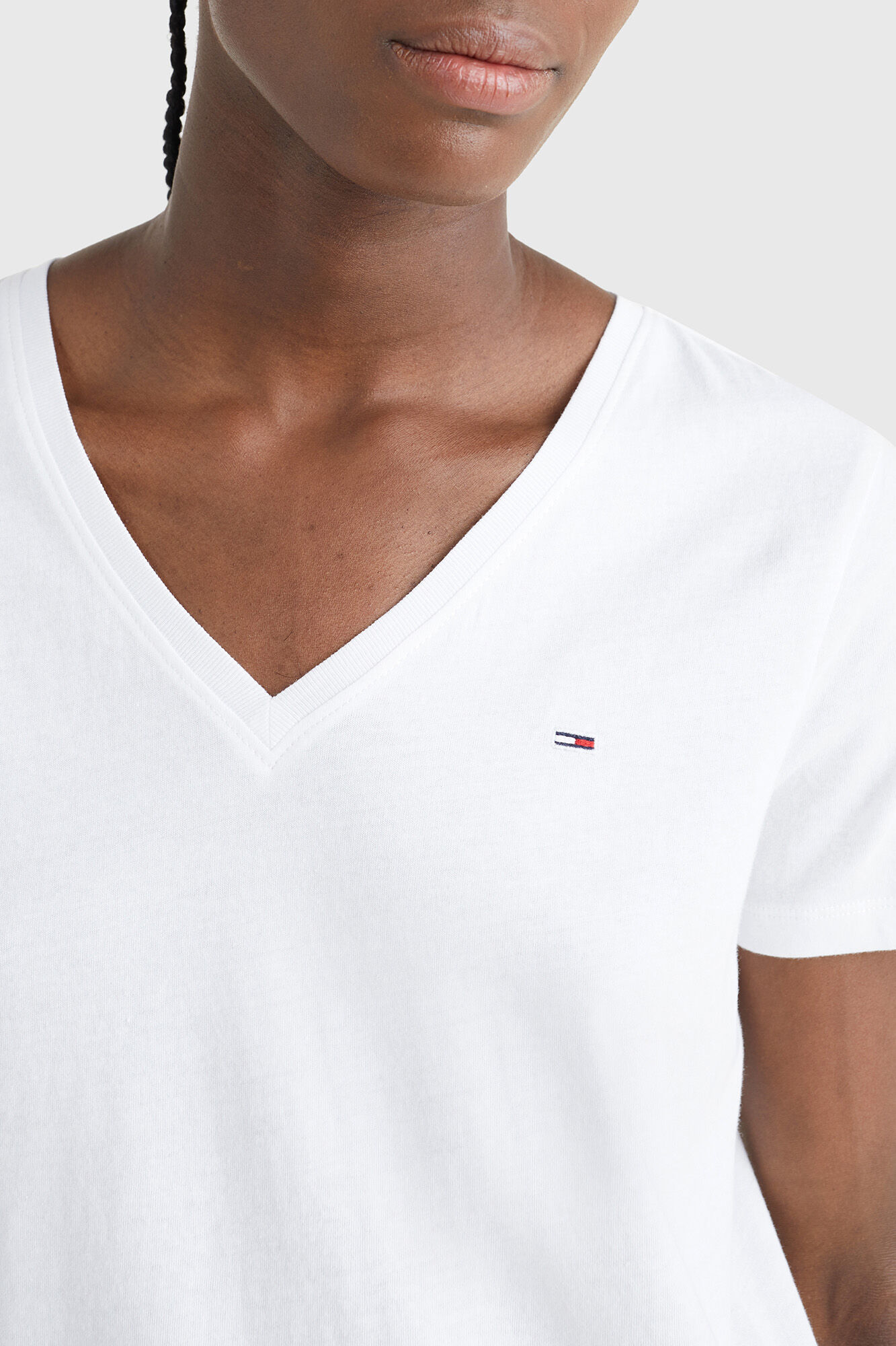 Conjunto de 2 camisetas Tommy Jeans, uma branca e uma preta.