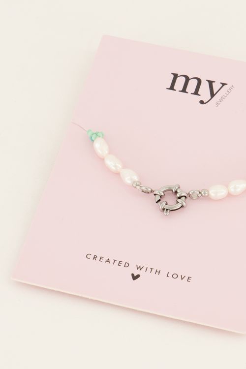 Souvenir armband met parels en bloemen