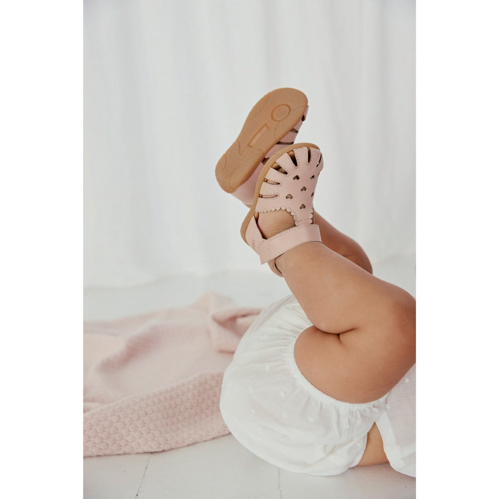 Køb Angulus Rosebud/Rosebud Barnets Første Sandal Med Udstanset Hjertemønster