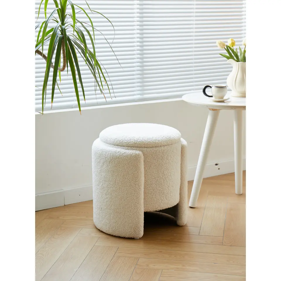 Pouf met witte krullen in Scandinavische stijl