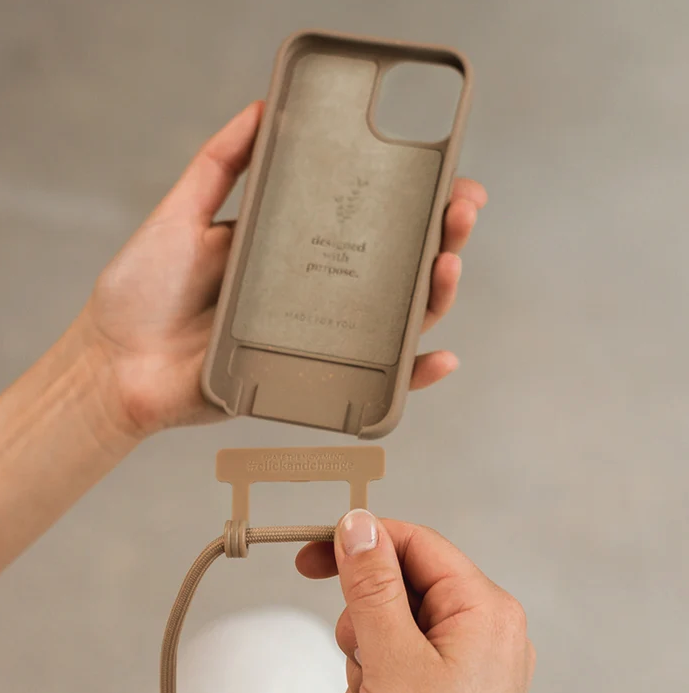 iPhone 14 Pro Max Necklace ChangeCase Antimikrobielle Hülle Vegan Biologisch Abbaubar   Abnehmbare Handykette (CHA167) - Taupe