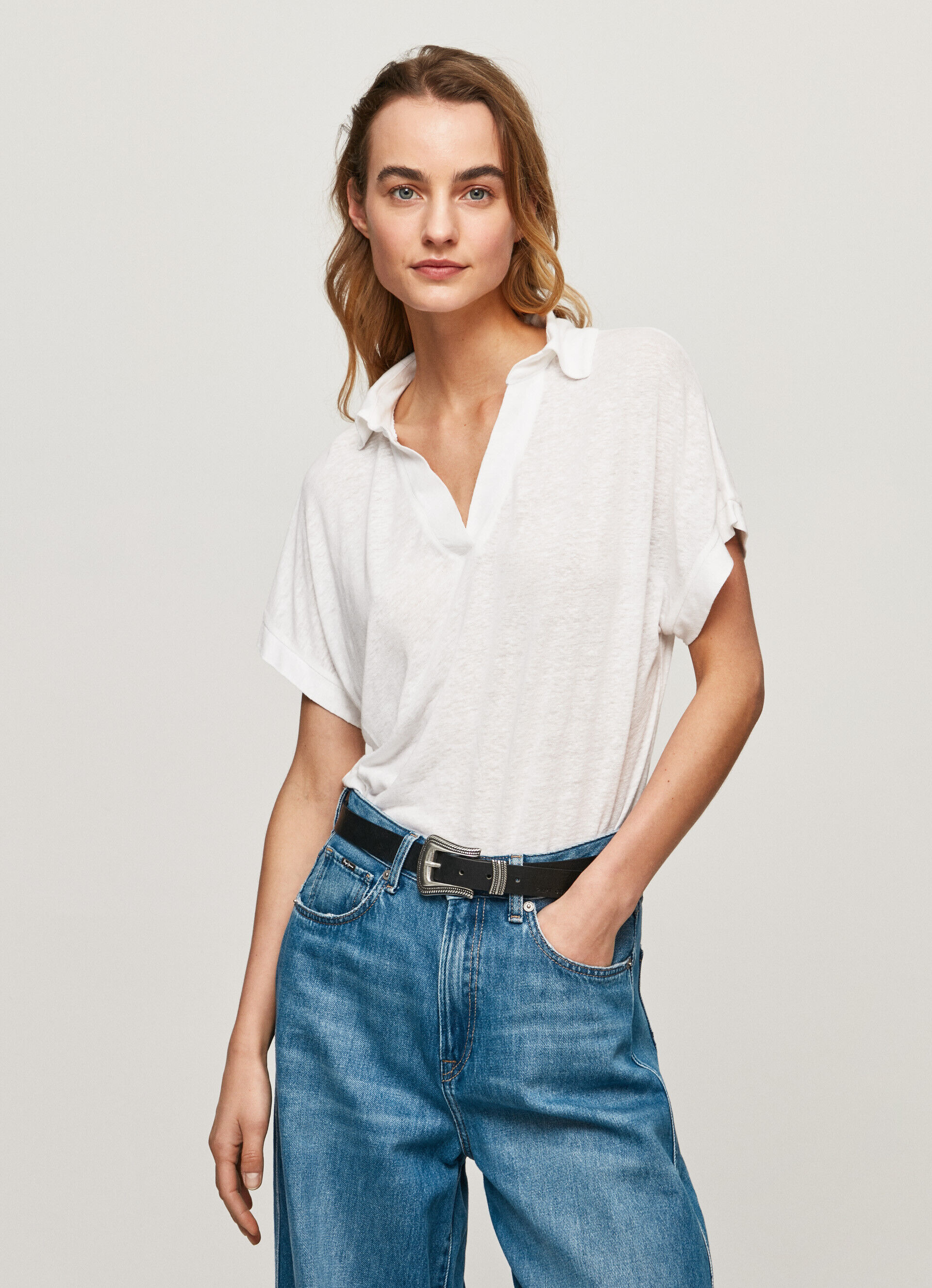 CAMISETA DE LINHO COM GOLA POLO - branca