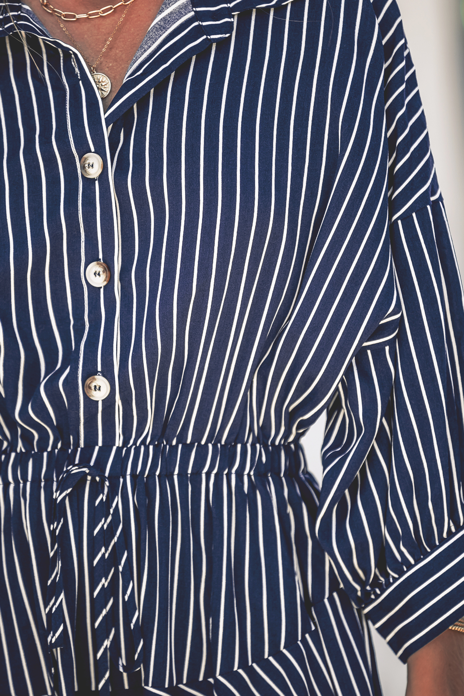 Robe mini à rayures avec boutons et cordon à la taille