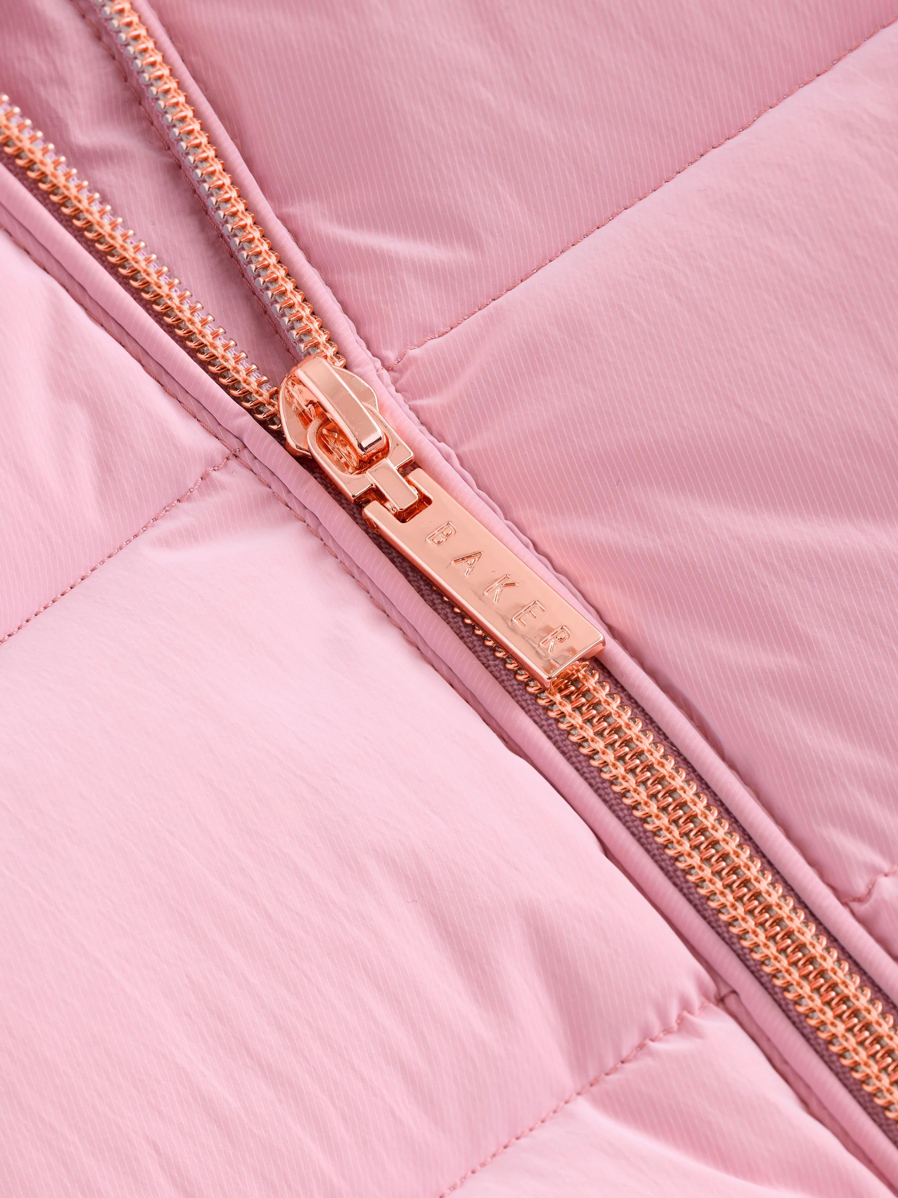 Baker by Ted Baker - Roze, regenbestendige gewatteerde jas met rok en corsage
