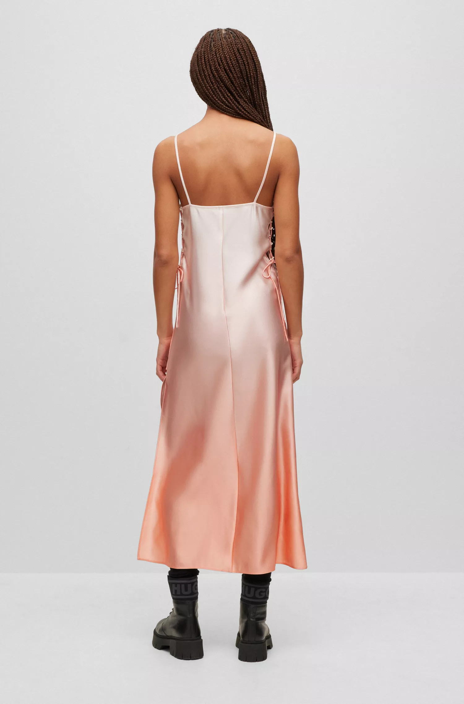 Vestido slip HUGO com estampa degradê vermelha em cetim macio.